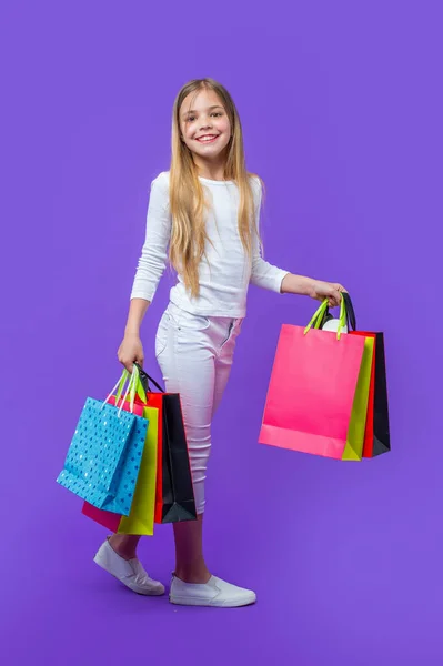 買い物を背景に10代の女の子のフル長さ 買い物をしてる10代の女の子 紫で隔離された買い物をする10代の少女 買い物をしている10代の女の子 — ストック写真