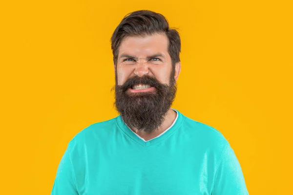 一个咄咄逼人的胡子男人的肖像 长胡子男子的画像 用黄色隔开 在演播室里的胡子人的肖像 背景上的胡子男子肖像 — 图库照片