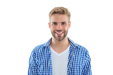 Arka plandaki mutlu genç adam. Stüdyodaki genç adam. Kareli gömlek giyen genç bir adam. Genç adam beyaz üzerine izole.