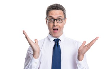 Stüdyoda mutlu sürpriz adam. Arka planda sürpriz bir adam. Gözlüklü adam şaşırdı. Şaşırmış adam beyazda izole edilmiş.