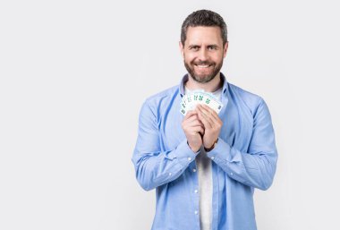 Maaş parası olan bir adam stüdyo arka planında fotokopi alanı ile izole edilmiş. Stüdyoda maaşı olan bir adam. Maaşlı banknotları olan bir adam. maaş parası