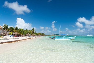 Costa Maya, Meksika - 01 Şubat 2016: Deniz kenarında yaz tatili sahili.