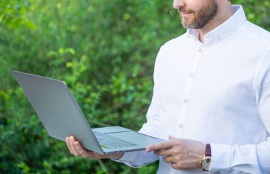 İş adamının bilgisayarında internet işi var. İşadamlarının internet işleri var. İş adamının internet işi var. İş adamlarının dışarıda online işleri var..