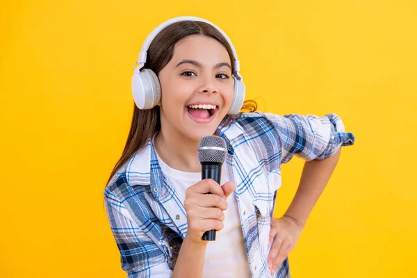 Utalentowany Wesoły Piosenkarka Dziewczyna Mikrofonem Studio Muzycznym Słuchawki Izolowane Żółty — Zdjęcie stockowe