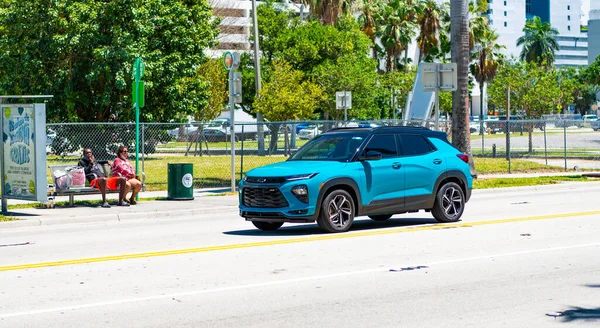 Miami Beach, Florida USA - 15 Nisan 2021: Lüks mavi Chevrolet Trailblazer RS, yan görüş.