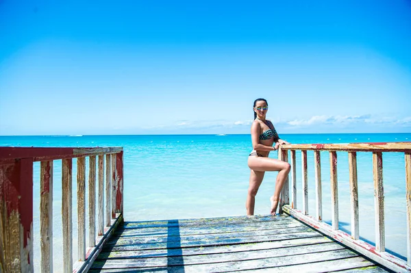 避暑胜地的夏季妇女户外 复制空间 暑期度假的女人 在度假胜地度假的夏季妇女 在海滩度假的夏季海女人 — 图库照片