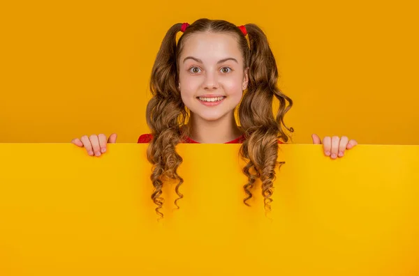 空白黄纸后面的快乐孩子 有广告的复制空间 — 图库照片