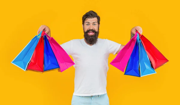 Überraschte Shopaholic Mann Beim Einkaufen Hintergrund Foto Eines Kaufsüchtigen Mannes — Stockfoto