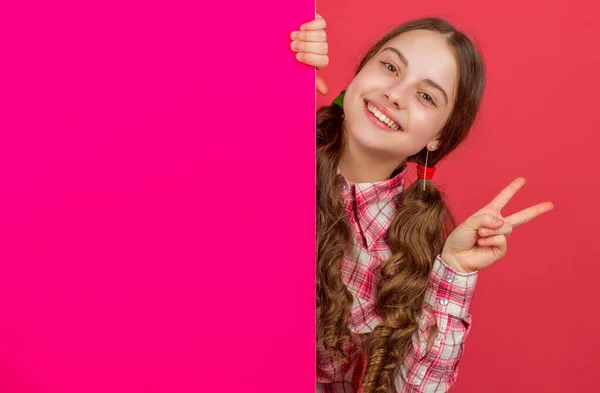快乐的少女在空白粉红纸后面 有广告的复制空间 — 图库照片