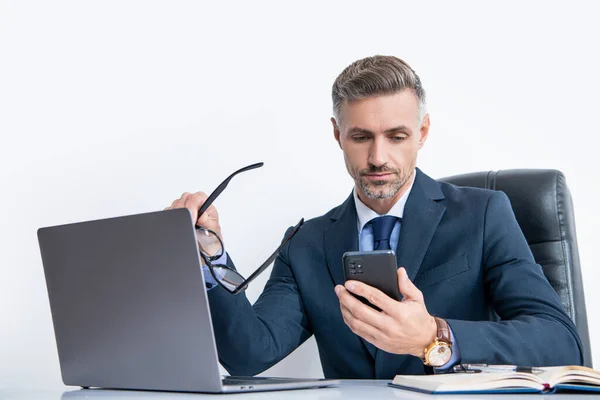 Grimmiger Geschäftsmann Mit Brille Telefoniert Büro Mit Computer — Stockfoto