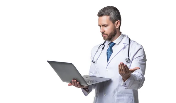 Doctor Man Laptop Copy Space Doctor Promoting Ehealth Isolated White — Stock Photo, Image