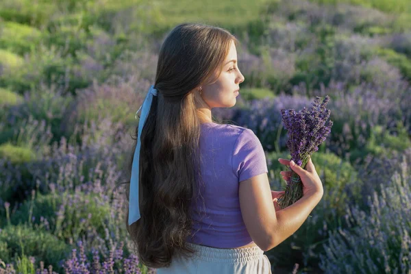 Hübsches Junges Mädchen Einer Lavendelprovence Bei Sonnenuntergang Provence Mädchen Lavendelblüten — Stockfoto