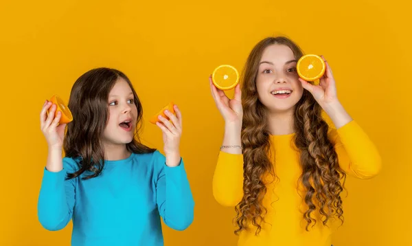Έφηβα Κορίτσια Χαμόγελο Κρατήστε Πορτοκαλί Φρούτα Κίτρινο Φόντο Ζουμερά Πορτοκαλί — Φωτογραφία Αρχείου