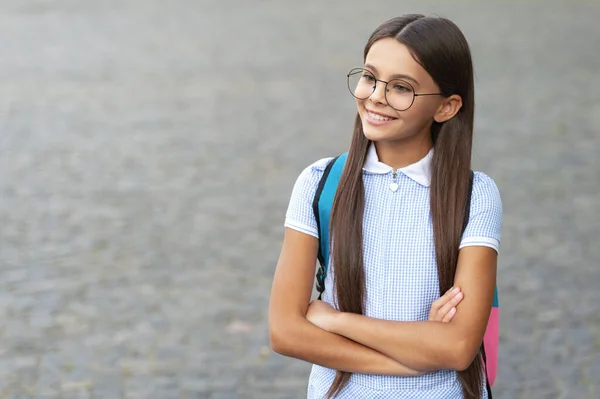 Sırt Çantalı Liseli Kız Reklam Açık Havada Liseli Bir Kız — Stok fotoğraf