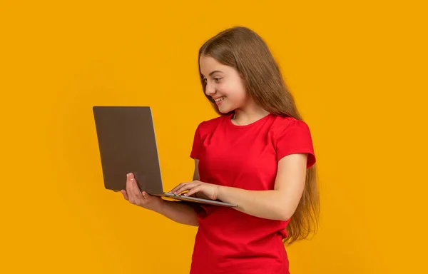 Bambino Sorridente Con Computer Portatile Sfondo Giallo Educazione Online — Foto Stock