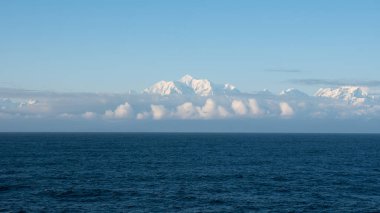 Manzara ve okyanus ufkuyla huzurlu dağ manzarası. Ufuk çizili bir dağ manzarası. Ufku olan bir dağ manzarası. Ufuk çizgisi olan güzel doğal dağ manzarası.