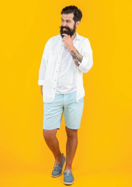 Arka planda mutlu stil adamı. Sakallı şık bir adamın fotoğrafı. Sarıda izole edilmiş şık bir adam. Stüdyoda şık bir adam.