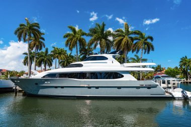 Lüks bir yat limanında yaz tatili. Denizde bir teknede yaz tatilinin tadını çıkarıyorum. Bir sürat teknesiyle yaz tatili. Hız teknesinde yaz tatili konsepti.