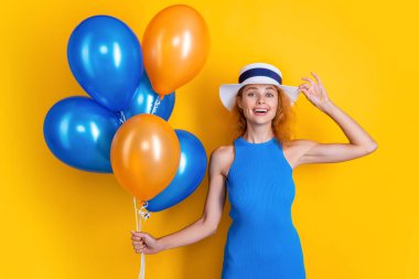 Yaz doğum gününde balonlu bir kadın sarıda izole edilmiş. Yaz doğum gününde balonlu bir kadın stüdyoda. Yaz doğum gününde balonlu bir kadın. Yazın balonlu bir kadının fotoğrafı.