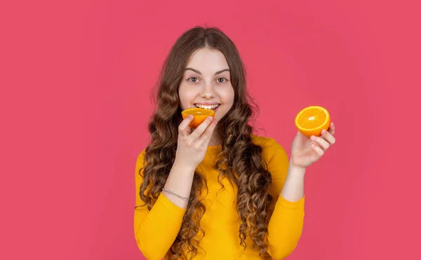 Niño Adolescente Feliz Comer Fruta Naranja Sobre Fondo Rosa — Foto de Stock