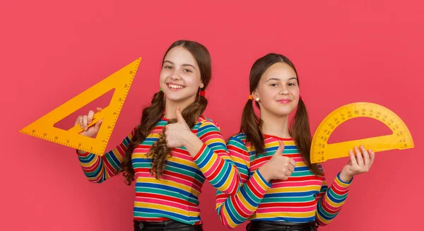 Alegre Escuela Estudiantes Celebrar Matemáticas Herramienta Triángulo Transportador —  Fotos de Stock