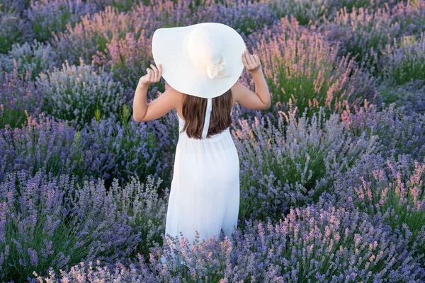 Ein Mädchen Weißen Kleid Geht Durch Lavendelblüten Schönes Mädchen Posiert — Stockfoto