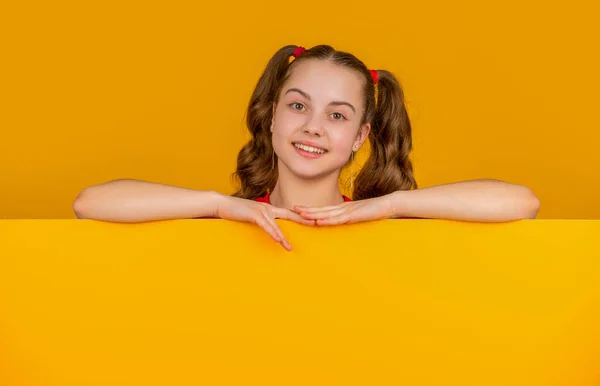 Lachend Kind Achter Blanco Geel Papier Met Kopieerruimte Voor Reclame — Stockfoto