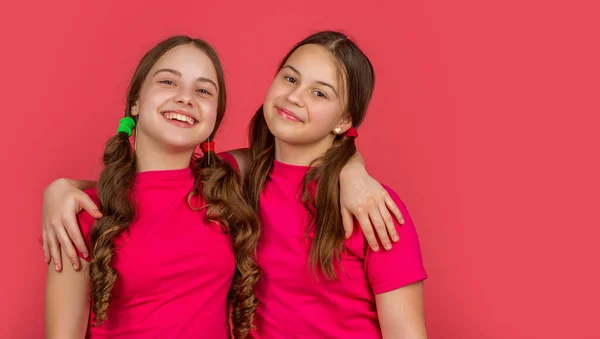 Felice Teen Ragazze Abbracciare Sfondo Rosa — Foto Stock