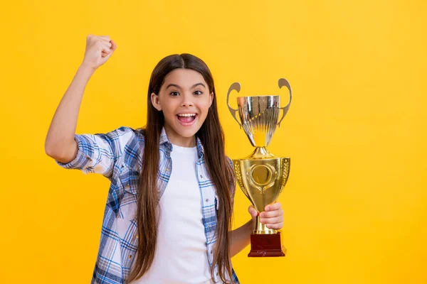 Framgångsrik Stolt Tonåring Flicka Med Champion Cup Award Isolerad Gul — Stockfoto