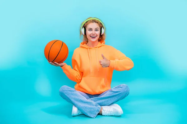 Μια Μπασκετμπολίστας Ακούει Μουσική Στο Στούντιο Μπάσκετ Γυναίκα Ακούγοντας Μουσική — Φωτογραφία Αρχείου
