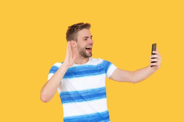 Szczęśliwego Tysiąclecia Telefonem Milenium Człowiek Robi Selfie Telefonu Studio Tysiącletniego — Zdjęcie stockowe
