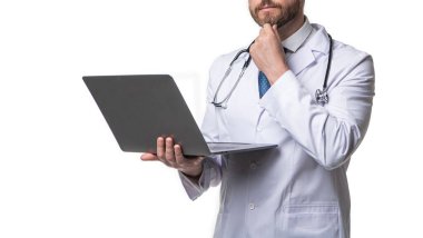Doktor stüdyoda e-sağlık teklif ediyor. Doktor arka planda e-sağlık sunumu yapıyor. eHealth ve dizüstü bilgisayarlı bir doktor. EHealth 'i destekleyen doktor beyazda izole edildi.