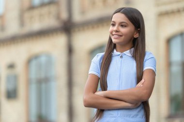 Genç kız portresi, uzay afişini kopyala. Uzun saçlı genç kız portresi. Açık havada genç kız portresi. Genç kız portresinin fotoğrafı..