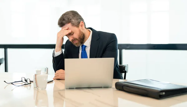 ストレスの多いビジネスマンは頭痛がする ストレスの多いビジネスマンはオフィスで頭痛がする ストレスの多いビジネスマンは仕事中頭痛がする ストレスのあるビジネスマンは頭痛がします — ストック写真