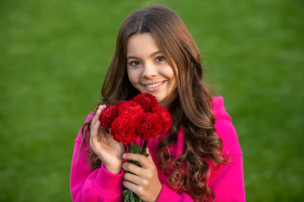 秋の花束を持つ幸せなティーンエイジャーの女の子屋外 秋の花の花束を持つ10代の女の子 秋の花束を持った10代の少女 秋の花束を持った10代の少女の写真 — ストック写真
