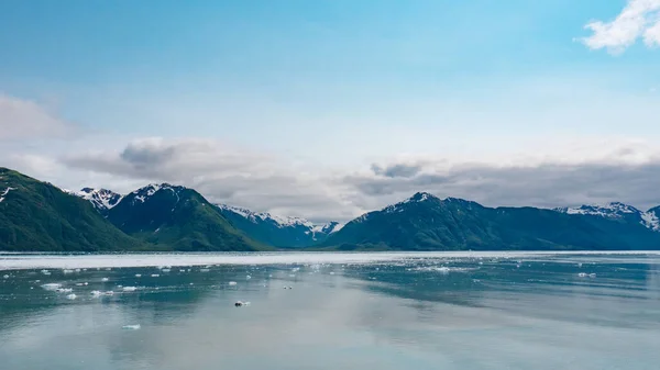 美しい自然の中で氷河湾 山の海岸の自然景観 米国アラスカ州のハバード氷河の性質 雪の山の峰と緑の山の斜面での風景氷河氷の海の自然 — ストック写真