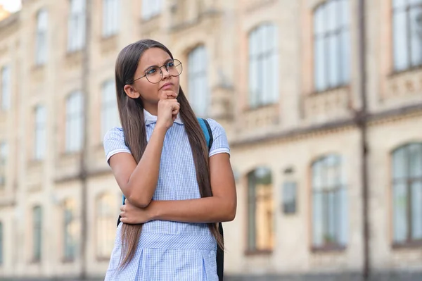 Vista Ponderar Chica Escuela Aire Libre Foto Vista Chica Escuela — Foto de Stock