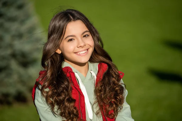 Pozitif Kıvırcık Kız Portresi Kıvırcık Genç Kızın Fotoğrafı Açık Havada — Stok fotoğraf