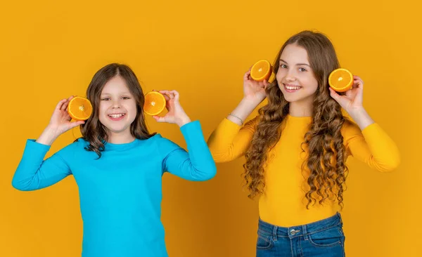 Blij Tiener Kinderen Houden Oranje Fruit Gele Achtergrond — Stockfoto