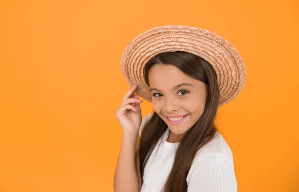 遊び心がある レトロな子 ヴィンテージが好き 10代の女の子の夏ファッション 藁帽子の小さな美しさ 子供のためのビーチスタイル 幸せな夏休みだ リラックスしてお楽しみください ハワイへの旅行 アロハ — ストック写真