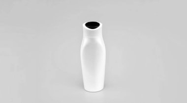 Sarı arka planda beyaz şampuan şişesi, güzellik ürünü..