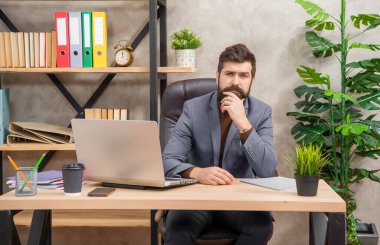 Ofiste, internette çalışan olgun girişimci.