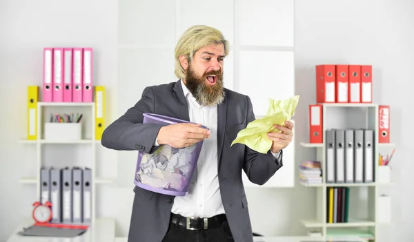 Evrak Işleri Adam Geri Dönüşüm Kutusunu Tutuyor Kağıt Atık Kağıtlarla — Stok fotoğraf