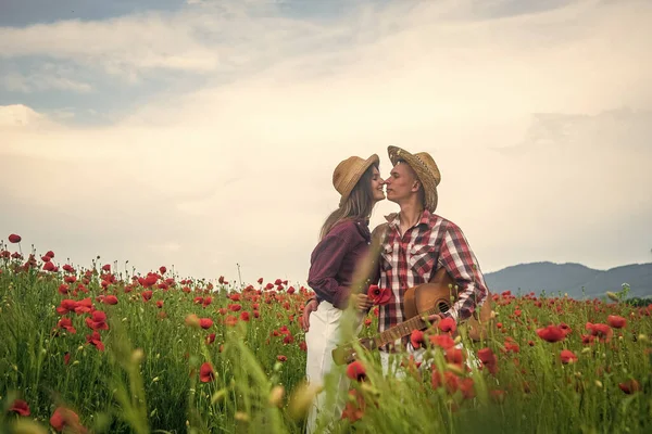 Aşık Mutlu Çift Akustik Gitarlı Gelincik Çiçeğinin Güzel Tarlasında Rahatla — Stok fotoğraf