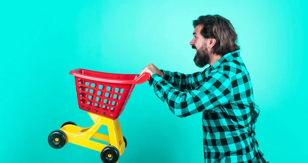 Reife Shopper Gehen Einkaufszentren Einkaufen Bärtiger Mann Trägt Einkaufswagen Brutaler — Stockfoto