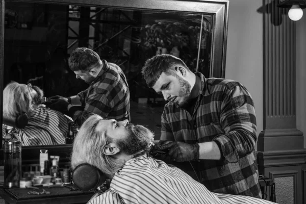 Making His Beard Perfect Stylish Man Beard Shaving Hairstylist Barbershop — Fotografia de Stock