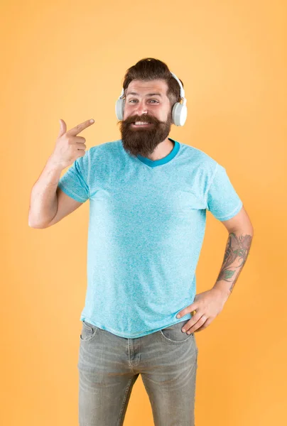 Μουσάτος Άνθρωπος Ακούγοντας Μουσική Ασύρματη Gadget Ασύρματα Ακουστικά Σχεδιασμένα Για — Φωτογραφία Αρχείου