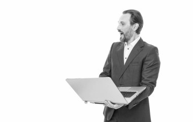 Laptop stüdyosunu kullanmasına şaşırdım. Dijital ofiste çalışan bir iş adamı. İş adamı iş teknolojisini kullanıyor. Profesyonel adam internette geziniyor, beyaz üzerinde izole edilmiş, kopyalama alanı.