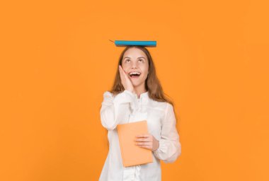 Okul ödevi ile sarı arka plan, know leldge.