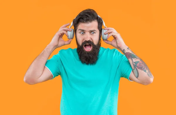Homem Irritado Surpreso Tem Música Alta Fones Ouvido Isolados Amarelo — Fotografia de Stock